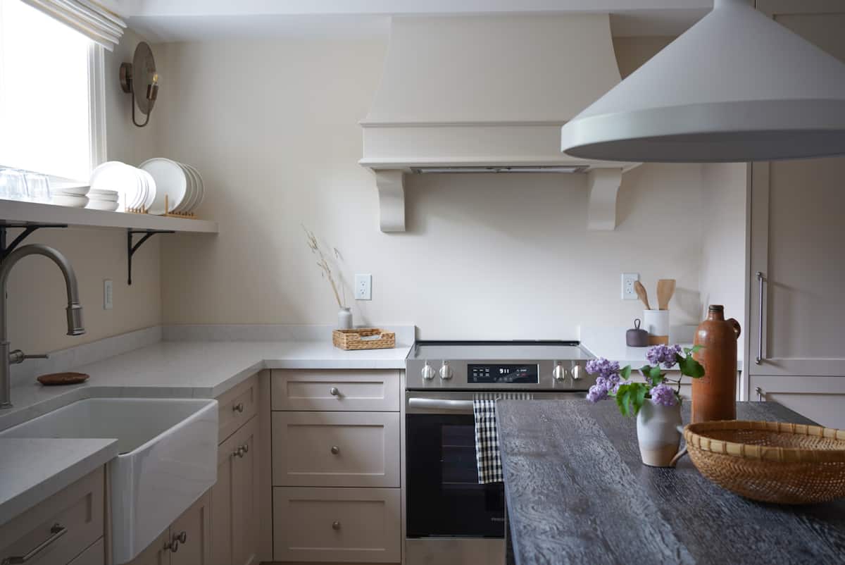 Full kitchen at The Alton Landing
