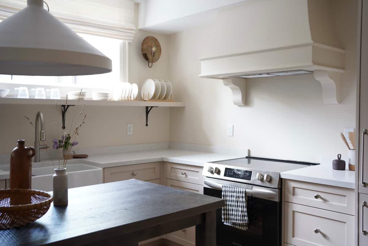 Full kitchen at The Alton Landing