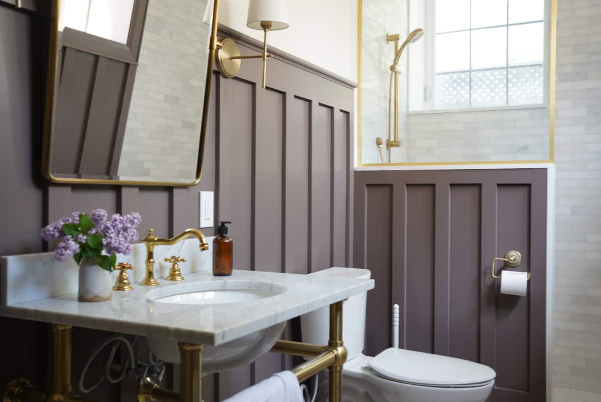 Full bathroom at The Alton Landing