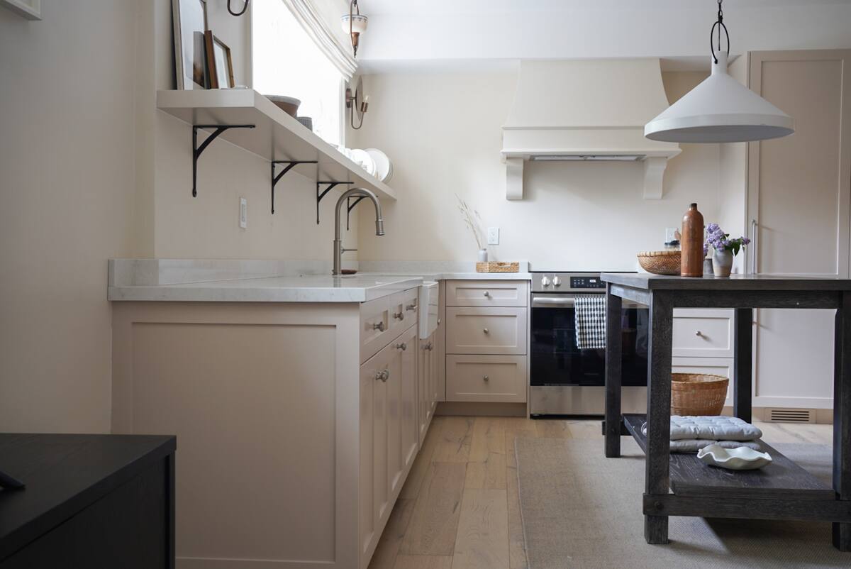 Full kitchen at The Alton Landing
