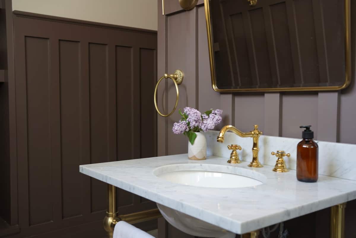 Full bathroom at The Alton Landing